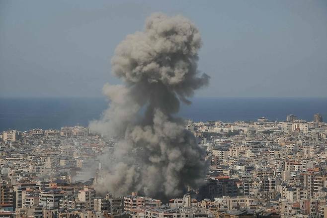 11일(현지시간) 이스라엘 공습을 받은 레바논 베이루트 남부 교외 지역에서 연기가 피어오르고 있다. 기사와 직접적 연관 없음. 사진=AFP 연합뉴스