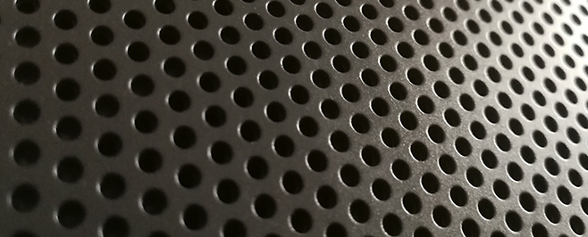 OLED 파인메탈마스크(FMM)을 확대한 이미지. 10~20마이크로미터 크기의 구멍을 통해 유기물을 패널에 증착한다.(사진=삼성디스플레이 뉴스룸)