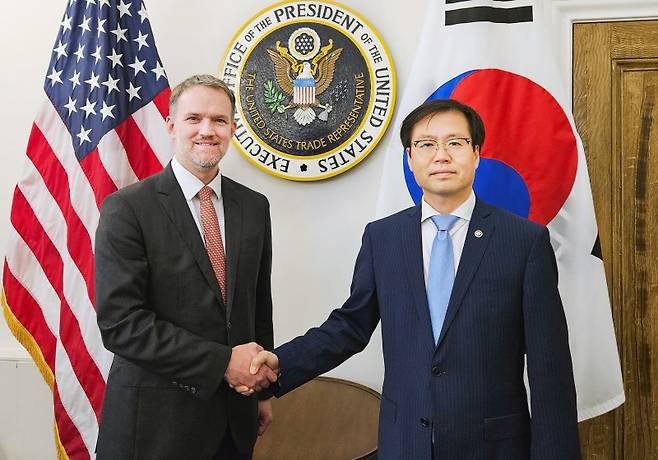 여한구 산업통상자원부 통상교섭본부장(오른쪽)이 지난해 7월 5일 미국 워싱턴 DC 미국무역대표부(USTR)에서 제이미슨 그리어 USTR 대표와 악수하고 있다.뉴스1
