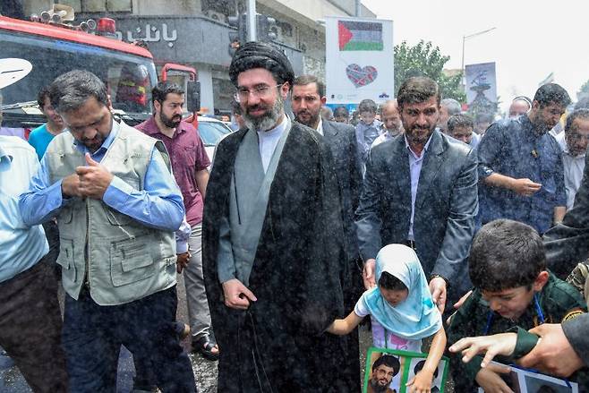 이란 최고지도자로 추대된 모즈타바 하메네이가 지난 2016년 7월1일(현지시간) 이란 테헤란에서 열린 집회에 참석했을 당시의 모습.로이터연합뉴스