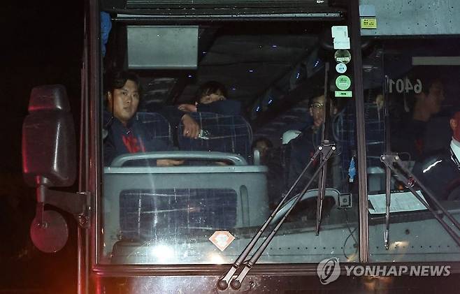 버스 맨 앞줄에 자리한 류현진.연합뉴스