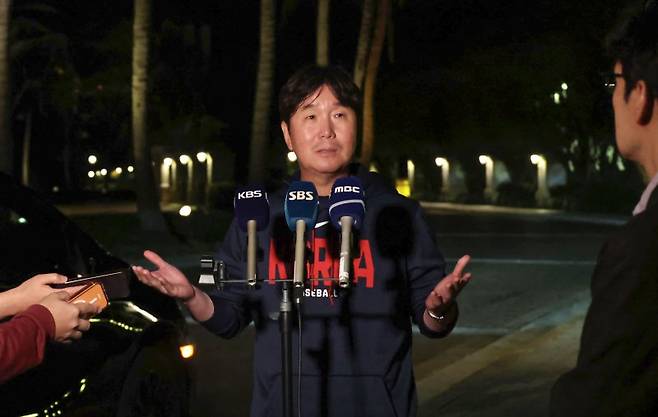 류지현 한국야구대표팀 감독이 11일(현지시간) 미국 플로리다 마이애미의 한 호텔에 도착해 취재진과 인터뷰를 하고 있다.연합뉴스