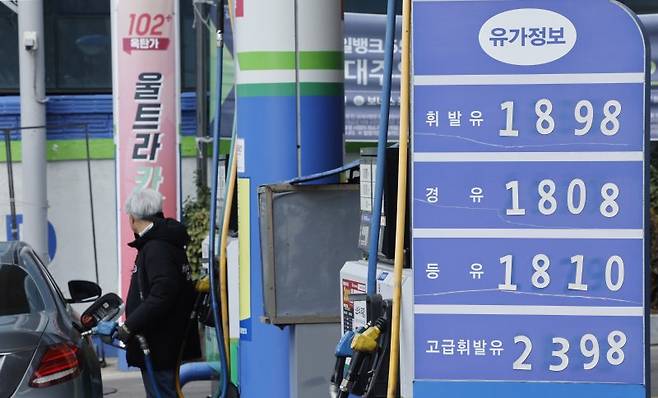 12일 서울 시내 한 주유소에 게시된 유가 정보. 뉴시스