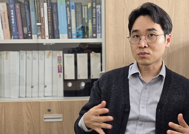 유종현 서울대 행정대학원 교수가 지난달 20일 자신의 연구실에서 한겨레와 인터뷰하고 있다. 김규남 기자 3strings@hani.co.kr