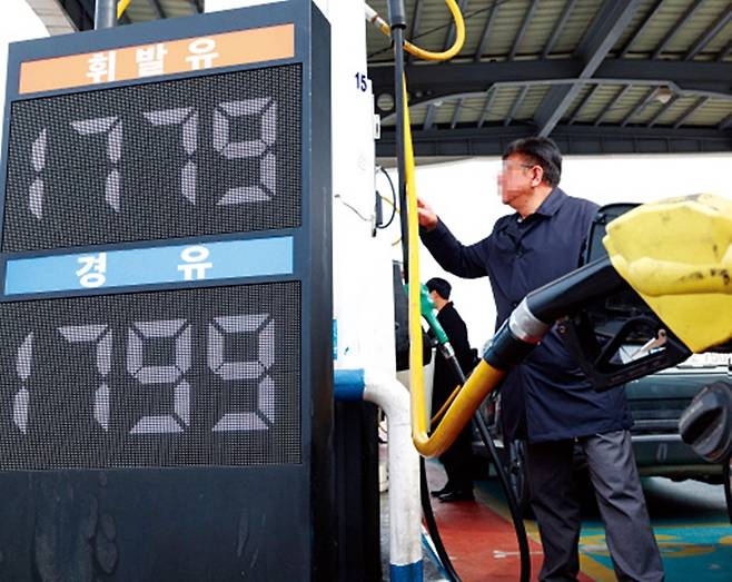중동 정세 불안에 따라 유가가 급등한 가운데 지난 8일 만남의광장 주유소에서 운전자가 주유하고 있다. 최현수 기자 emd@hani.co.kr