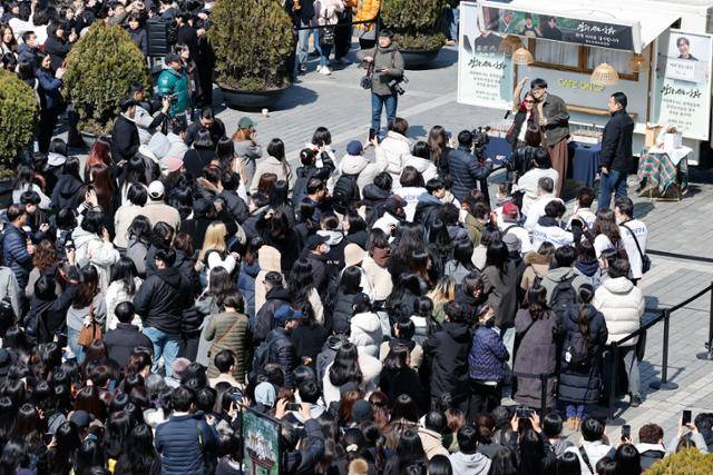 12일 서울 중구 프레스센터 광장에서 영화 '왕과 사는 남자' 흥행 기념 커피차 이벤트가 진행됐다. 주최 측에 따르면 이날 현장에는 1,000여 명의 시민이 모였다. 뉴스1