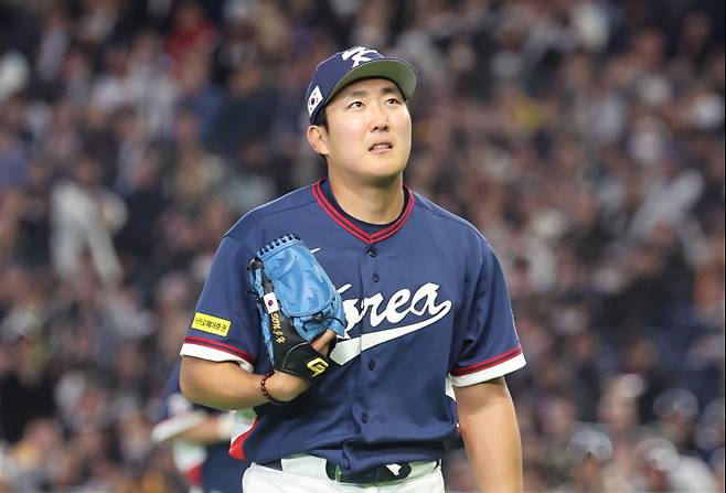 <yonhap photo-6320="">9일 일본 도쿄돔에서 열린 2026 월드베이스볼클래식(WBC) C조 조별리그 최종전 대한민국과 호주의 경기. 1회말을 무실점으로 마친 한국 선발 투수 손주영이 더그아웃으로 향하고 있다. <저작권자 ⓒ 1980~2026 ㈜연합뉴스. 무단 전재 재배포 금지, AI 학습 및 활용 금지></yonhap>