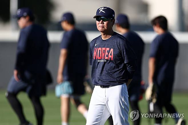 훈련 지켜보는 류지현 감독_(마이애미=연합뉴스) 윤동진 기자 = 류지현 한국야구팀 감독이 11일(현지시간) 미국 플로리다주 마이애미 FIU 베이스볼 스타디움에서 열린 훈련에서 선수들을 보고 있다. 2026.3.12 mon@yna.co.kr