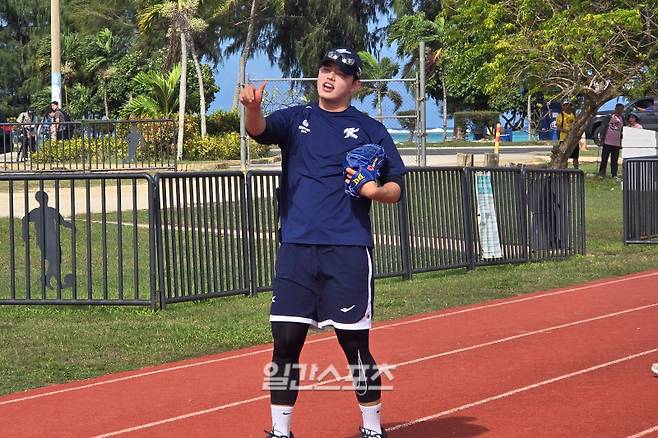 14일 사이판 올레나이 콤플레스에서 원태인에게 배운 슬라이더를 연습해 본 문동주. 사이판=윤승재 기자