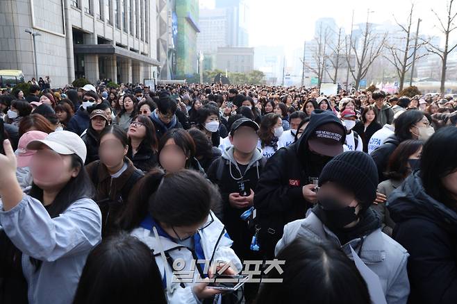 커피를 받기 위해 몰린 시민들. 사진=서병수 기자 qudtn@edaily.co.kr