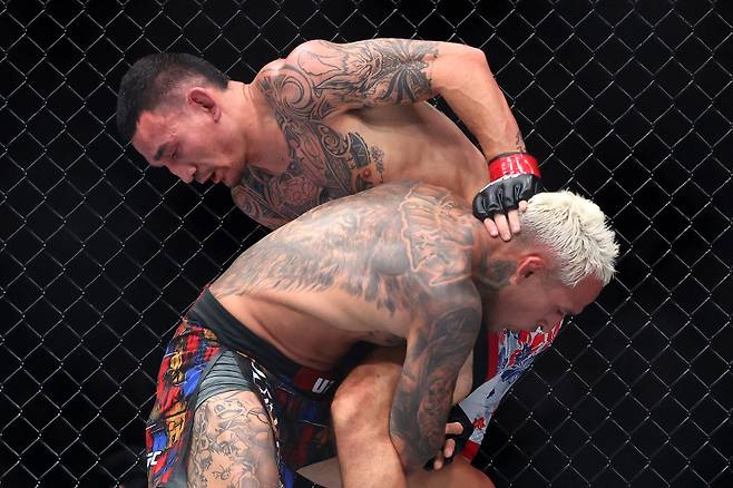 찰스 올리베이라가 맥스 할로웨이를 상대로 테이크다운을 시도하는 모습. 사진=게티이미지/AFP 연합뉴스