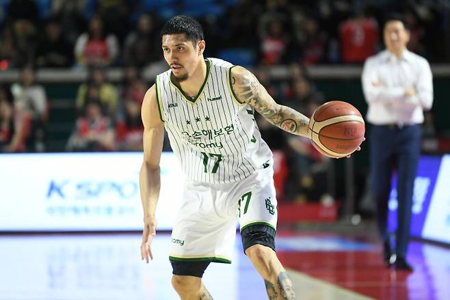 DB 알바노가 12일 잠실학생체육관에서 열린 SK와의 2025~26 LG전자 프로농구 정규리그 경기서 드리블을 시도하고 있다. 사진=KBL
