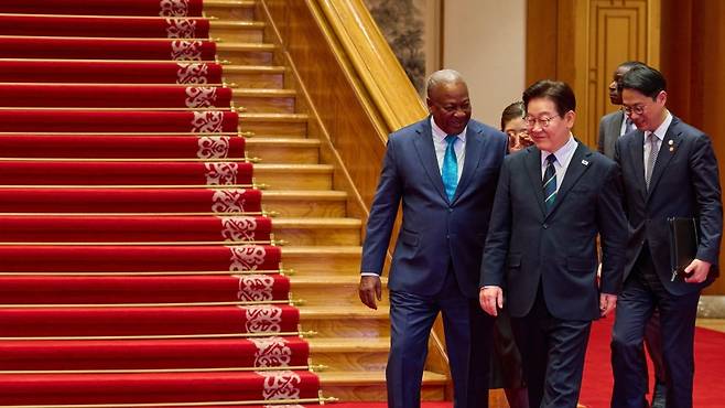 이재명 대통령이 11일 청와대에서 존 드라마니 마하마 가나 대통령과 정상회담에 앞서 이동하고 있다. (청와대)