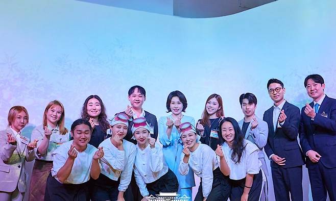 김혜경 여사가 2일 싱가포르 ‘해녀의 부엌’에서 공연단 및 관계자들과 기념촬영을 하고 있다. (청와대)