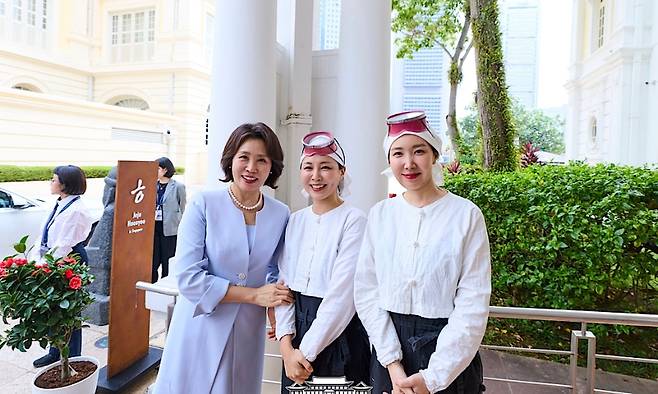 김혜경 여사가 2일 싱가포르 ‘해녀의 부엌’에서 공연단과 기념촬영을 하고 있다. (청와대)