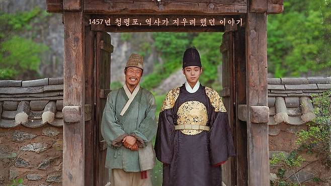 침체된 극장가에 희망으로 떠오른 영화 ‘왕과 사는 남자’의 포스터 이미지. [사진 쇼박스]