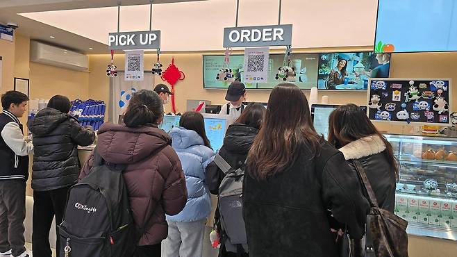지난 10일 서울 마포구에 위치한 차백도 홍대점에 고객들이 몰려있는 모습. 중국 밀크티 프랜차이즈인 차백도는 현재 한국에 약 30여개 오프라인 점포를 보유하고 있다. 노유림 기자