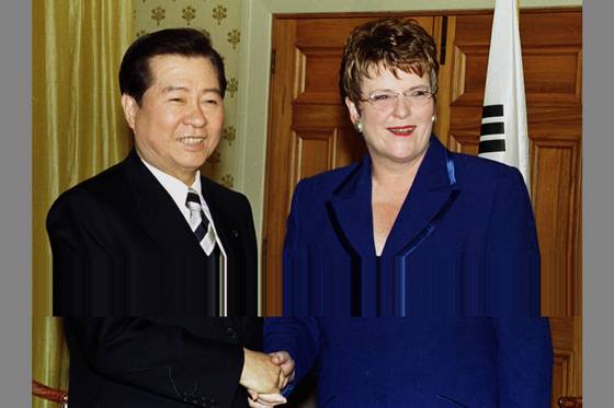 1999년 9월 17일 당시 제7차 아시아태평양경제협력체(APEC) 정상회의차 뉴질랜드를 방문중인 김대중 대통령이 제니 시플리 뉴질랜드 총리와 정상회담을 갖기에 앞서 악수하고 있다. 청와대사진기자단