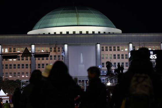 지난해 12월 3일 서울 여의도 국회의사당 벽에 촛불 영상이 틀어지고 있다. 김종호 기자.