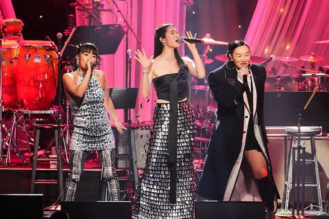 애니메이션 ‘케이팝 데몬 헌터스’의 주제가 ‘골든’을 부르는 레이 아미(왼쪽), 이재, 오드리 누나가 지난 1월 미국 캘리포니아주 베벌리힐스 힐튼 호텔에서 열린 ‘프리 그래미 갈라’ 무대에 올랐다. [AP=연합뉴스]
