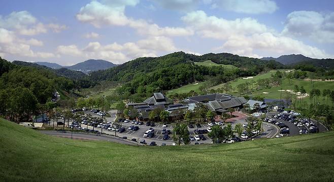 산줄기를 배경으로 클럽하우스와 코스가 한눈에 들어오는 세레니티 청주 전경. 사진 세레니티 골프장