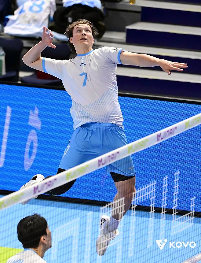 12일 인천 계양체육관에서 열린 KB손해보험전에서 공격을 시도하는 대한항공 이든. 사진 한국배구연맹