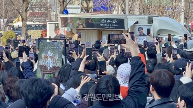 ▲ 영화 ‘왕과 사는 남자’의 장항준 감독이 12일 서울 중구 한국프레스센터 앞에서 ‘커피차 이벤트’를 연 가운데 수많은 팬들이 장 감독의 모습을 담기 위해 스마트폰을 들고 있다. 이세훈 기자