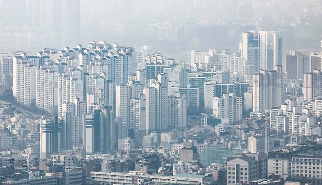 서울 남산에서 바라본 서울 시내 아파트 단지의 모습.  /사진=뉴스1