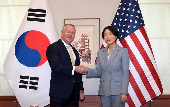 정의혜 외교부 차관보가 12일 서울 종로구 외교부 청사에서 마이클 디솜브리 미 국무부 동아태 차관보와 면담 전 악수하고 있다. 사진=연합뉴스