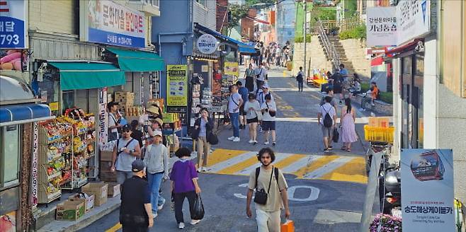 부산을 찾는 외국인 관광객이 가장 많이 찾는 명소 가운데 하나인 감천문화마을.  한경DB