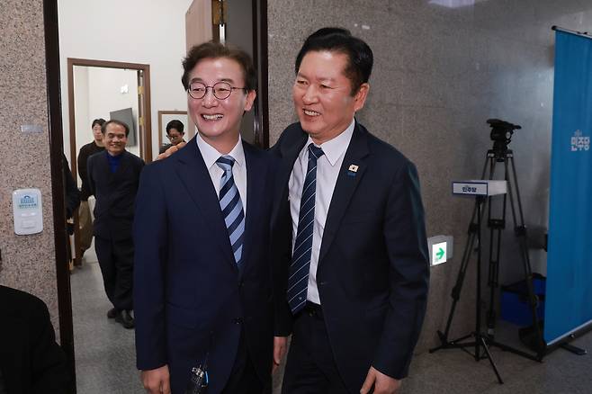 정청래 더불어민주당 대표가 12일 국회에서 전재수 민주당 의원과 면담을 마치고 전 의원을 배웅하고 있다. 연합뉴스