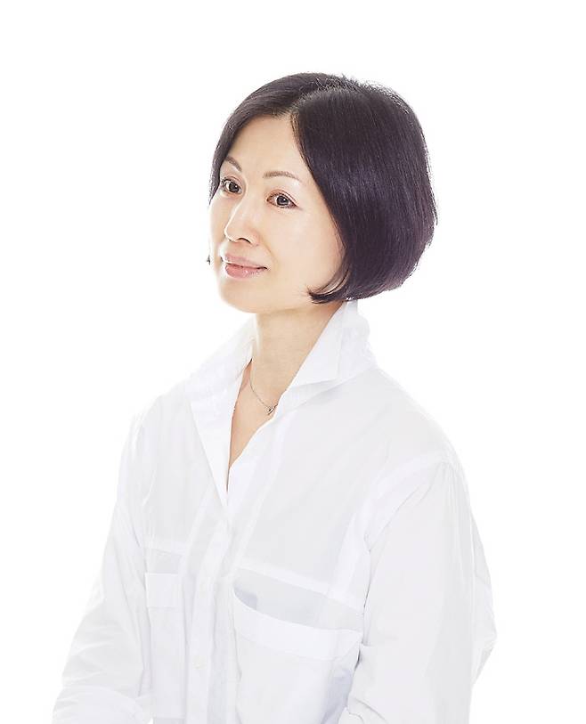 등단 30주년을 맞은 소설가 조경란은 신작 소설집 <반대편 사람 주의>에서 평범한 일상을 살아가는 이들의 고독과 불안, 위태로운 관계에 의지해 하루하루를 버텨내는 삶을 섬세하고 정제된 언어로 그려낸다.   ⓒ한정구·문학동네 제공