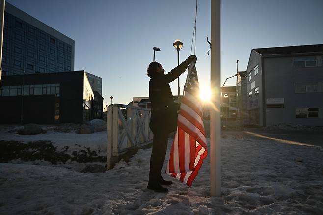 <랜드 파워>는 토지 권력의 분배 과정을 통해 불평등의 탄생을 추적한다. 저자는 미국의 그린란드 합병 시도 등 토지 권력은 여전히 중요하다고 지적한다. 사진은 지난 1월28일 독일 공영방송 제작진이 도널드 트럼프 미국 대통령을 풍자하겠다며 그린란드 수도 누크에서 미국 국기를 걸고 있는 모습.  누크 | AFP연합뉴스