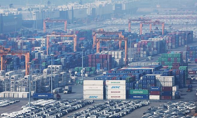 평택항에 쌓여있는 자동차·컨테이너 12일 경기 평택항에 수출용 컨테이너가 적재돼 있다. 미국 도널드 트럼프 행정부는 11일(현지시간) 새 관세를 도입하기 위한 절차에 돌입했다고 밝혔다.   연합뉴스