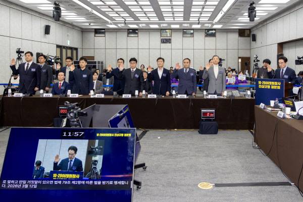 윤희근 전 경찰청장을 비롯한 증인들이 12일 오전 서울 중구 은행회관에서 열린 10·29 이태원참사 진상규명 청문회에서 증인 선서를 하고 있다. 공동취재·연합뉴스