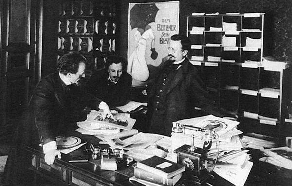 1900년 경의 ‘베를리너 일루스트리어테 차이퉁’ 편집부. 교유서가 제공