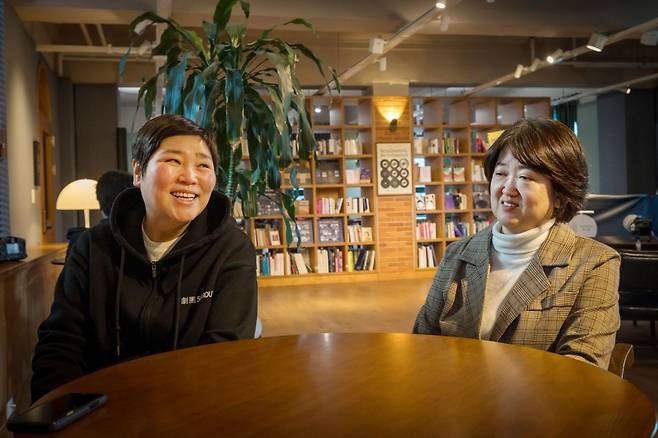 연출가 나옥희(왼쪽)와 극작가 김민정이 최근 서울 대학로 예술가의집에서 국민일보와 인터뷰하고 있다. 두 사람은 일본 오사카로 출가 물질을 갔다가 정착한 제주 해녀 연심과 세 딸들의 이야기를 다룬  ‘해녀 연심’을 선보인다.    (c)한국문화예술위원회