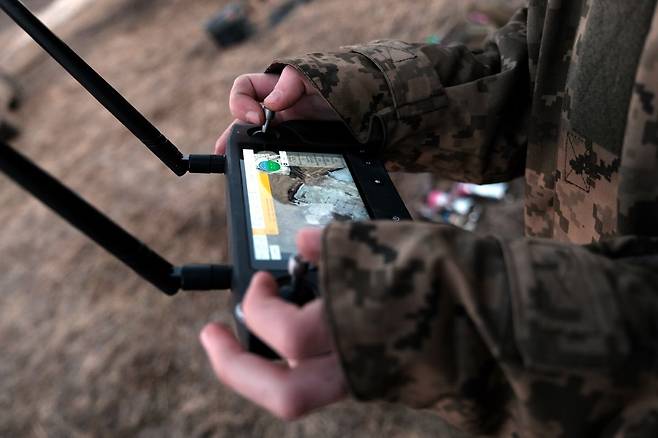 사진은 기사와 무관합니다.  우크라이나 제93 독립기계화여단  소속 드론 조종사가 ‘뱀파이어’ 무인항공기(UAS)를 조종하며 훈련하는 모습. EPA연합