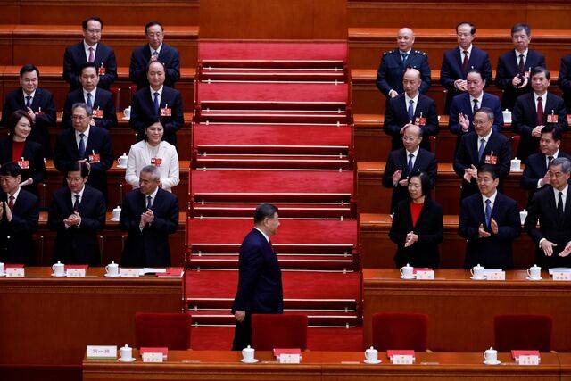 시진핑 중국 국가주석이 12일 베이징 인민대회당에서 열린 전국인민대표대회(전인대) 폐막식에 참석하고 있다. 중국 최대 정치 연례 행사인 양회는 이날 전인대에서 제15차 5개년 계획 초안 등 11개 안건을 통과시키며 종료됐다. 로이터연합뉴스