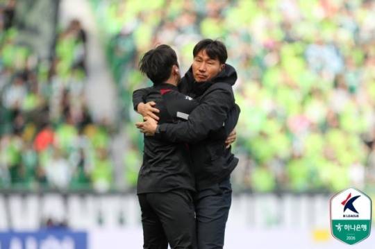 코칭스태프와 얼싸안고 기뻐하는 부천FC 이영민 감독(오른쪽)