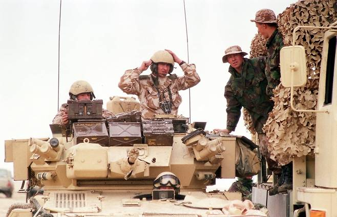 걸프전 당시 사우디아라비아 사막 한가운데서 다국적군 대원들이 장갑차 탄약을 받는 모습. <연합뉴스>