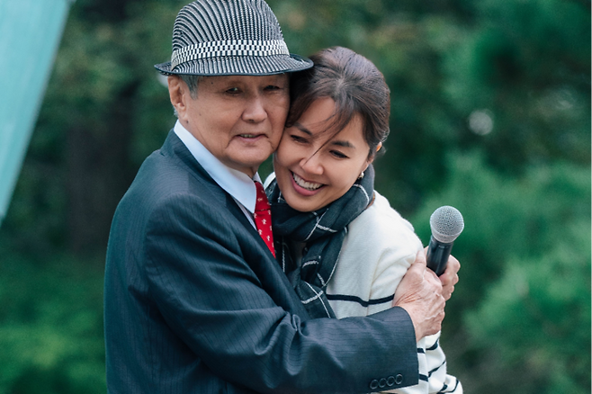 지난해 10월 경기도 양평에서 열린 배우 신애라씨의 아버지 신영교씨의 생전장례식에서 두 사람이 포옹하고 있다. [하이패밀리]