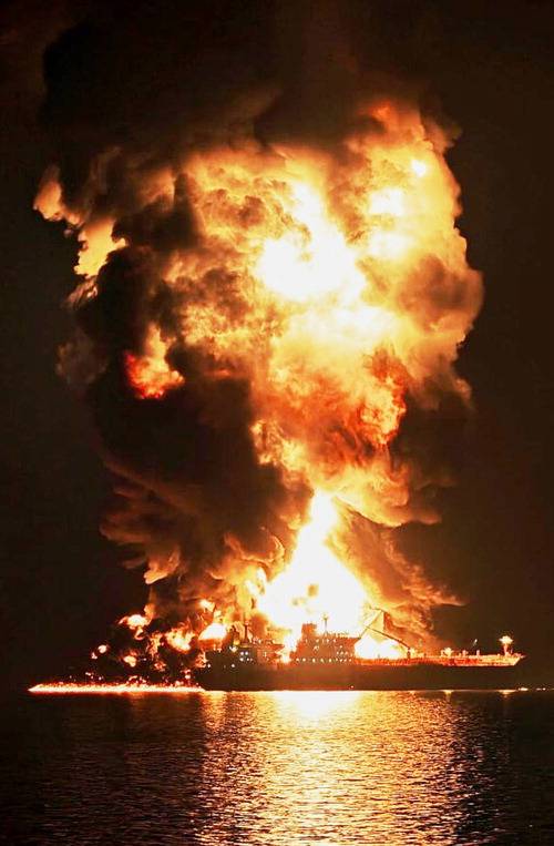 이란, 이라크 영해 유조선 공격 11일 밤(현지시간) 바스라 항구에서 발생한 공격으로 유조선 2척에 화재가 발생했다고 이라크 정부가 밝혔다. 사진은 이란의 폭발물 탑재 보트가 이라크 해역에서 유조선을 공격해 화염이 치솟고 있는 모습. AP연합뉴스