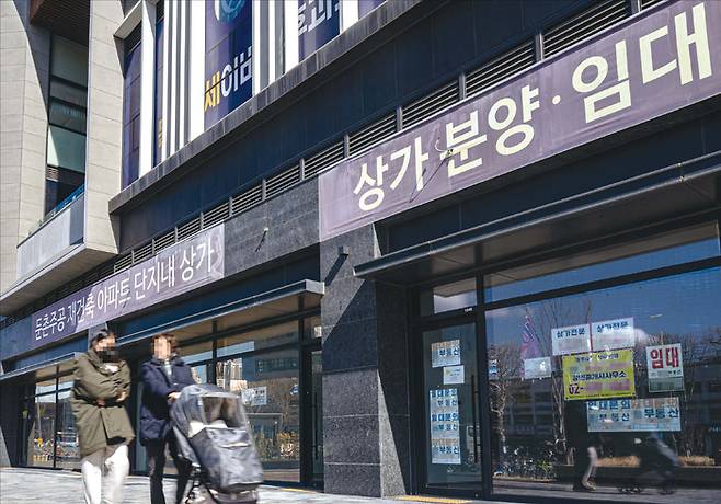 지난 3월 3일 방문한 서울 강동구 둔촌동 ‘올림픽파크포레온’ 단지 상가 ‘스테이션5’. 입주를 마친 지 1년이 됐는데도 아직 1층 대로변 점포 상당수가 공실로 남아 있다. (윤관식 기자)