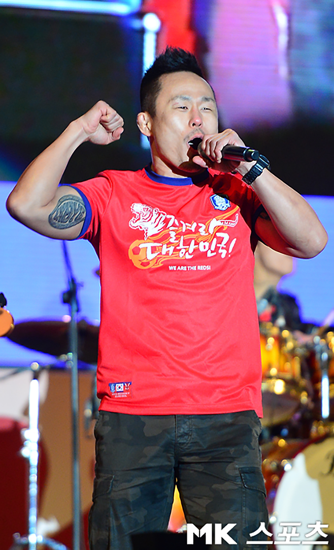 종합격투기 선수 서두원이 2014년 제20회 국제축구연맹 브라질월드컵 D-100 국가대표팀 선전 기원 대한민국 출정식에서 직접 참가한 응원가 ‘외쳐라! 대한민국 (We Are The Reds)’을 부르고 있다. 사진=MK스포츠DB