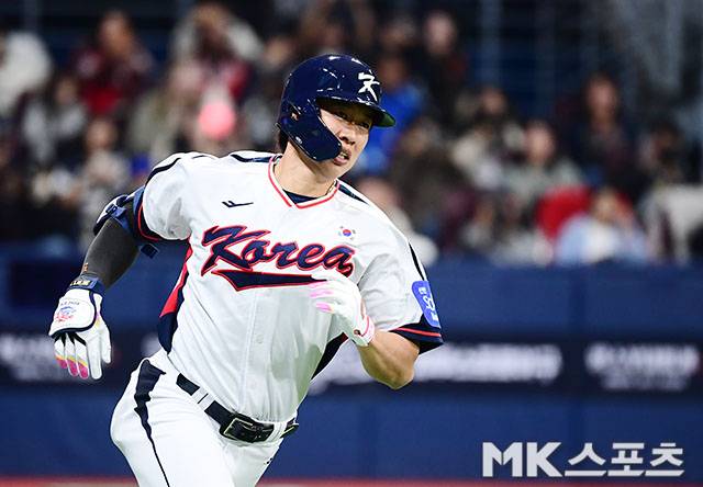 11월 8일 오후 서울 고척스카이돔에서 ‘2025 NAVER K-BASEBALL SERIES’ 한국과 체코의 평가전이 열렸다. 1회말 1사 3루에서 대표팀 송성문이 선제 1타점 적시타를 치고 출루하고 있다. 사진=김영구 기자