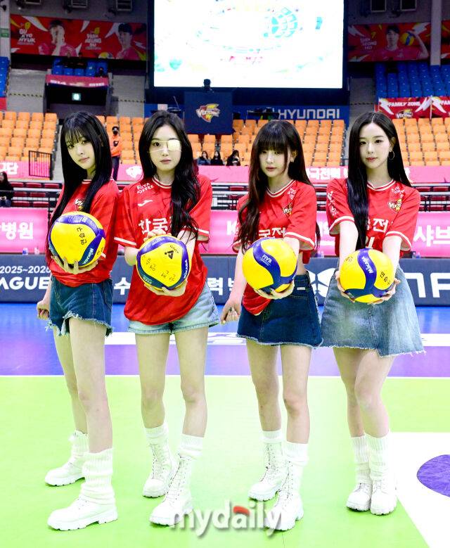 트리플에스 린, 지연, 연지, 채연(왼쪽)이 시구 연습을 한 뒤 포즈를 취하고 있다 / 수원 = 유진형 기자 zolong@mydaily.co.kr