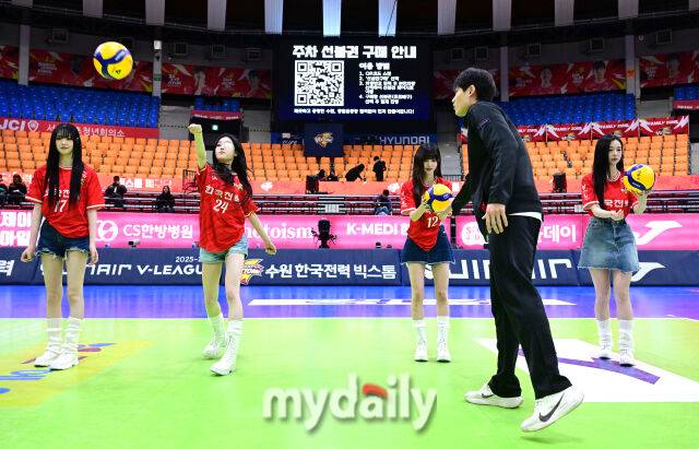 트리플에스 린, 지연, 연지, 채연(왼쪽)이 시구 연습을 하고 있다 / 수원 = 유진형 기자 zolong@mydaily.co.kr