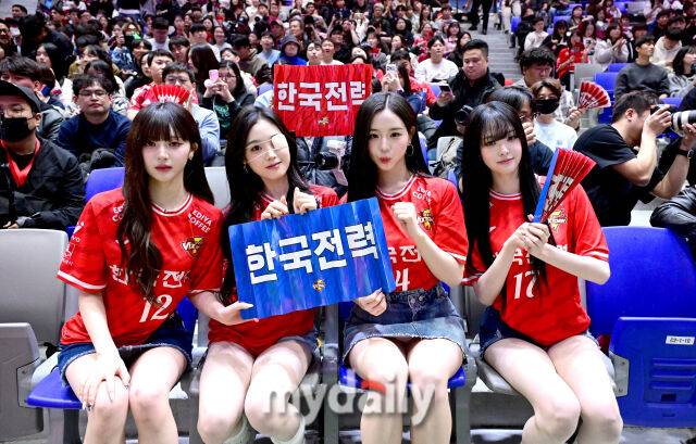 트리플에스 연지, 지연, 채연, 린(왼쪽)이 팬들과 함께 응원하고 있다 / 수원 = 유진형 기자 zolong@mydaily.co.kr