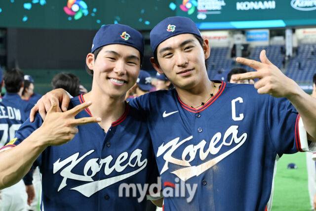 9일 일본 도쿄돔에서 열린 2026 월드 베이스볼 클래식(WBC) 조별리그 한국-호주 경기. 한국이 7-2로 호주에 승리해 8강 진출에 성공했다. 김혜성(왼쪽), 이정후가 함께 미소를 짓고 있다./마이데일리